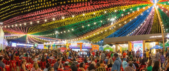 populacao-marca-presenca-no-arraia-do-povo-e-destaca-ambiente-acolhedor-da-vila-do-forro