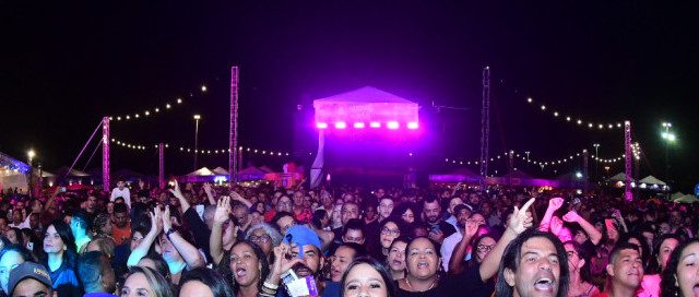 vespera-de-feriado-reune-milhares-de-pessoas-no-arraia-do-povo